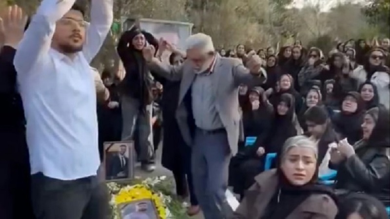 শহীদ প্রতিবাদীদের স্মরণে ইরানিরা দুঃখস্মৃতিতে নাচে